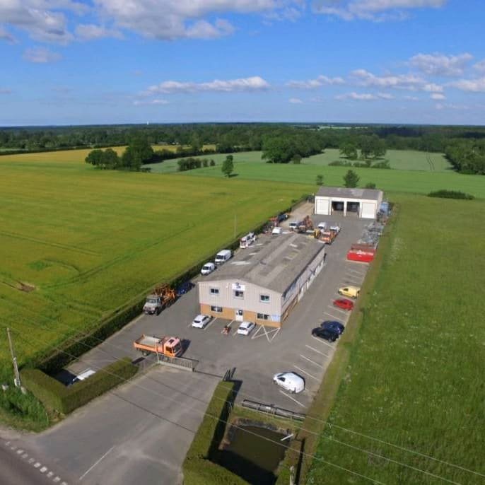 Vue aérienne de l'agence de Grand-Camp et de son parc matériel