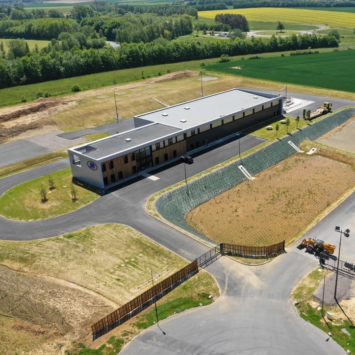 Vue aérienne du siège de SAS DR, entouré de champs normands