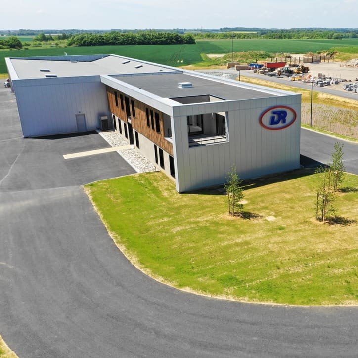 Le siège de SAS DR à Saint-Saëns, bâtiment contemporain arborant le logo de l'entreprise